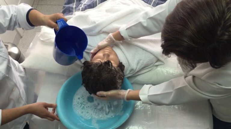 Equipo esencial para limpiar baños clínicos