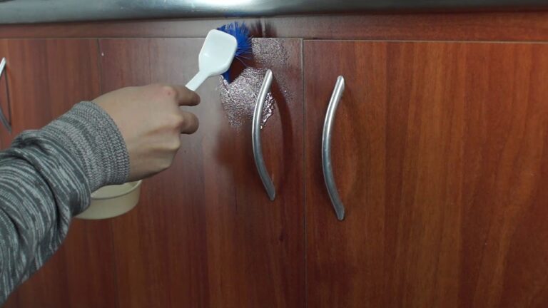 Optimización del cuidado de puertas de madera en hoteles
